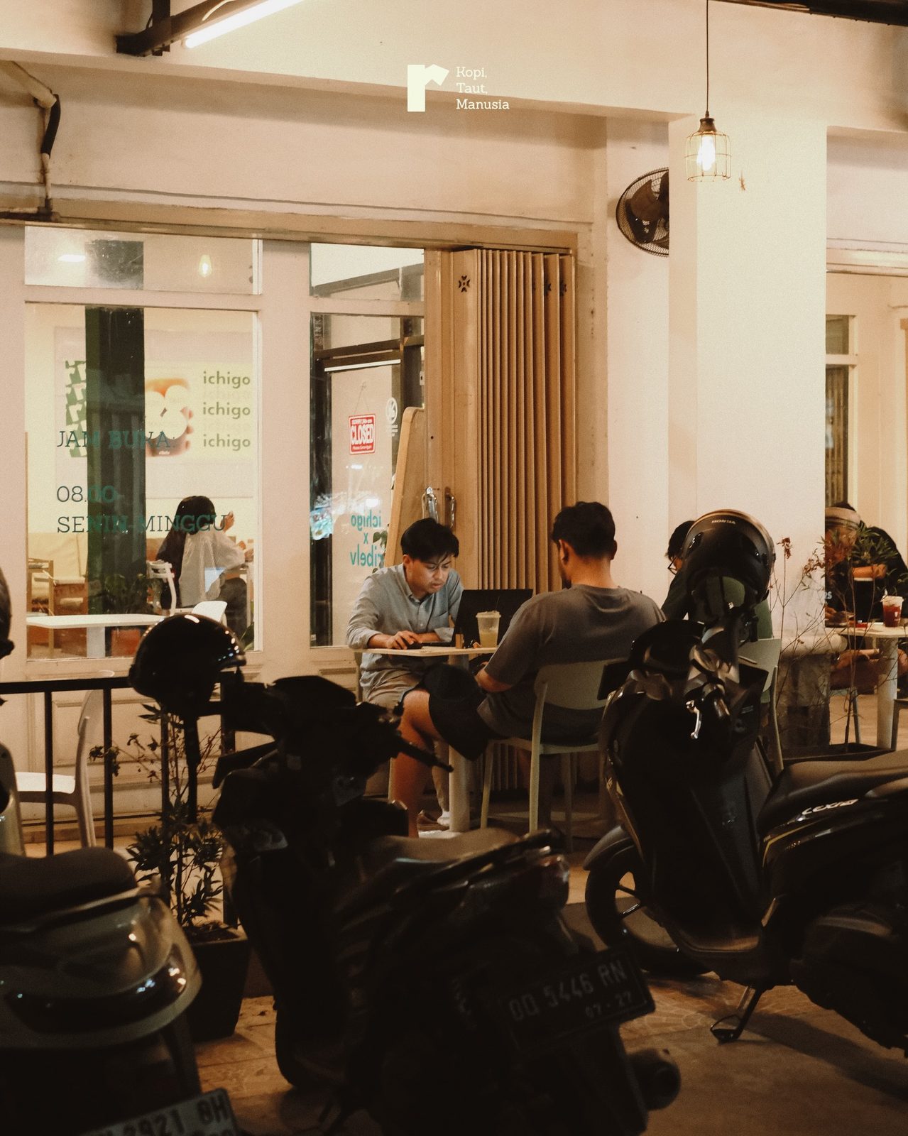 Suasana hangat malam di teras Alinea Palu Plaza